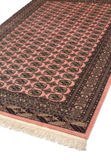 Alfombra de diseño floral en fondo rojo oscuro con borde beige decorativo.