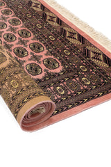 Alfombra oriental con base roja y detalles florales en beige, con borde de color crema.