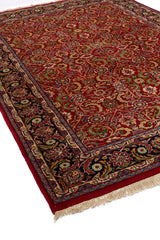 Vista angular de alfombra verde mostrando su diseño detallado y borde beige.