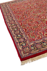 Alfombra verde extendida sobre el suelo, destacando su patrón floral.