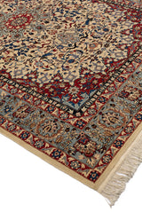 Alfombra persa extendida mostrando el borde beige y los elaborados detalles florales en tonos verdes y marrones.