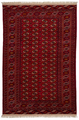 Alfombra oriental con patrón geométrico en tonos rojos y detalles beige.