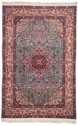 Alfombra oriental tradicional con diseño floral en tonos rojos y beige, con un borde decorativo azul y rojo.