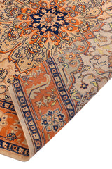 Reverso de una alfombra persa doblada, mostrando la textura y los detalles de los bordes.