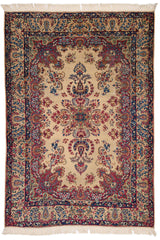 Alfombra persa con fondo azul claro y diseño floral detallado en tonos rojos y beige.