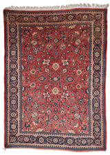 Vista completa de alfombra persa con diseño floral en tonos rojos, azules y beige.