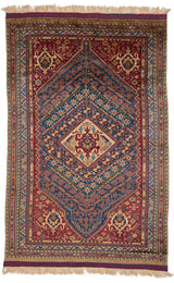 Alfombra persa tradicional con diseño floral en tonos azul y rojo