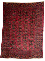 Vista superior de una alfombra persa con un fondo en tonos burdeos y un patrón geométrico central rodeado de un intrincado diseño floral en tonos beige y azul.