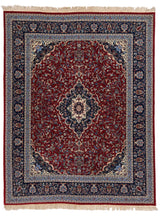 Alfombra oriental con diseño geométrico y patrones repetitivos en tonos beige y rojo oscuro.