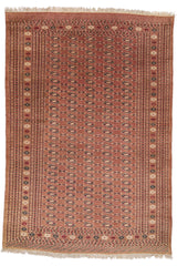 Vista completa de la alfombra con diseño intrincado y colores cálidos.
