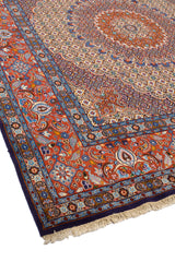 Vista en ángulo que muestra la textura y los colores vibrantes de la alfombra persa.