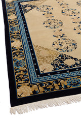 Imagen completa de una alfombra persa con diseño central de círculos y borde decorativo en azul y beige.