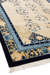 Vista lateral de una alfombra persa mostrando el borde decorativo azul y beige con detalles florales.