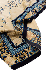 Detalle del reverso de una alfombra persa mostrando la calidad del tejido y los detalles en azul y beige.