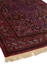 Vista lateral de la alfombra persa destacando el borde decorativo y la calidad de la fabricación.