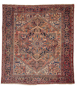  Alfombra oriental beige con diseño intrincado de patrones florales y bordes azulados.