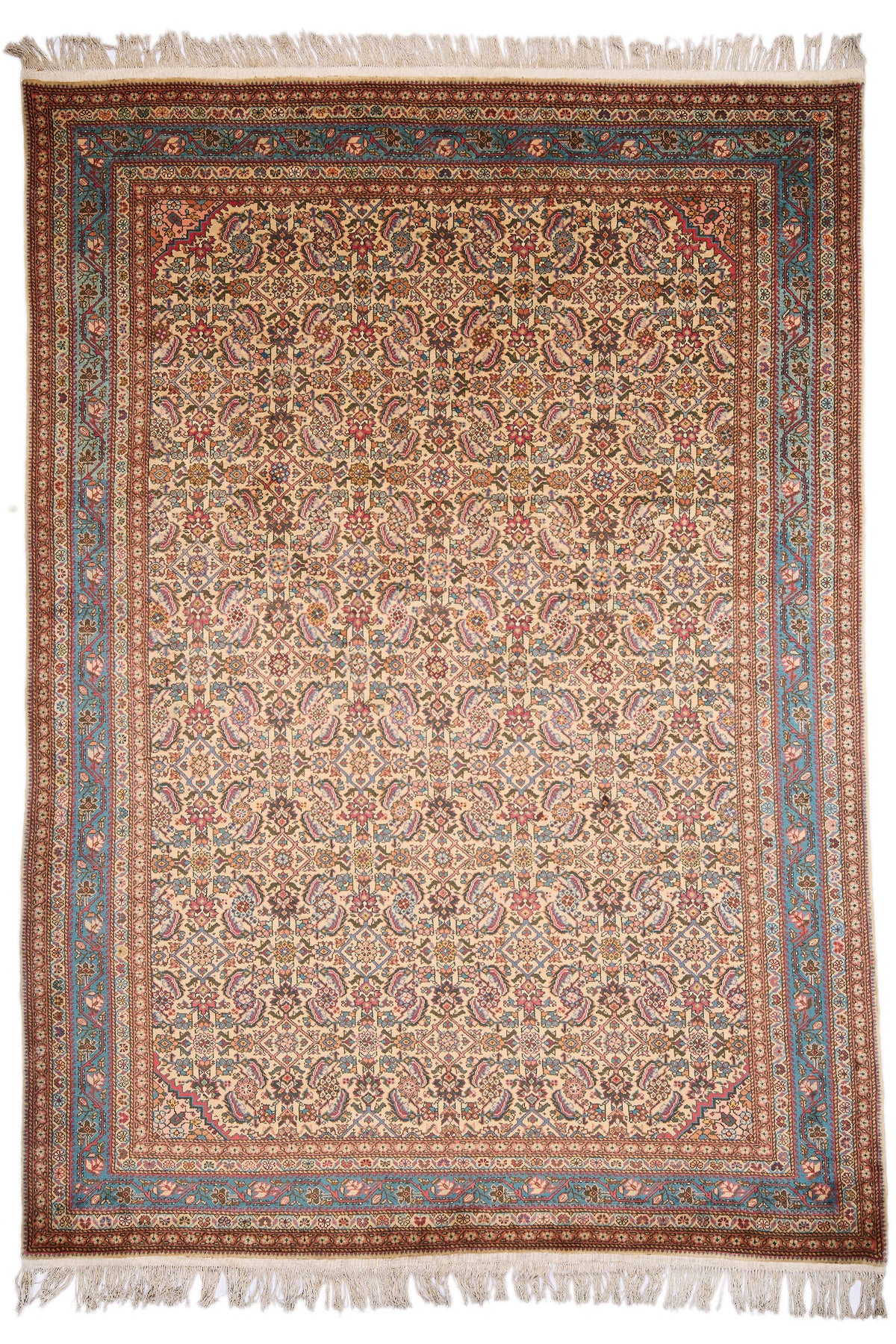 Alfombra oriental beige con diseño intrincado de patrones florales y bordes azulados.