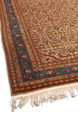 Vista lateral de la textura y diseño de la alfombra persa con flecos.