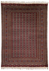 Vista completa de una alfombra con diseño geométrico repetitivo en rojo, beige y negro, rodeada de un borde intrincado.