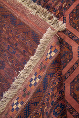 Detalle del reverso de alfombra oriental mostrando la estructura del tejido y flecos naturales.
