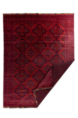 Alfombra oriental roja con grandes medallones geométricos en azul marino y diseño tradicional repetitivo.