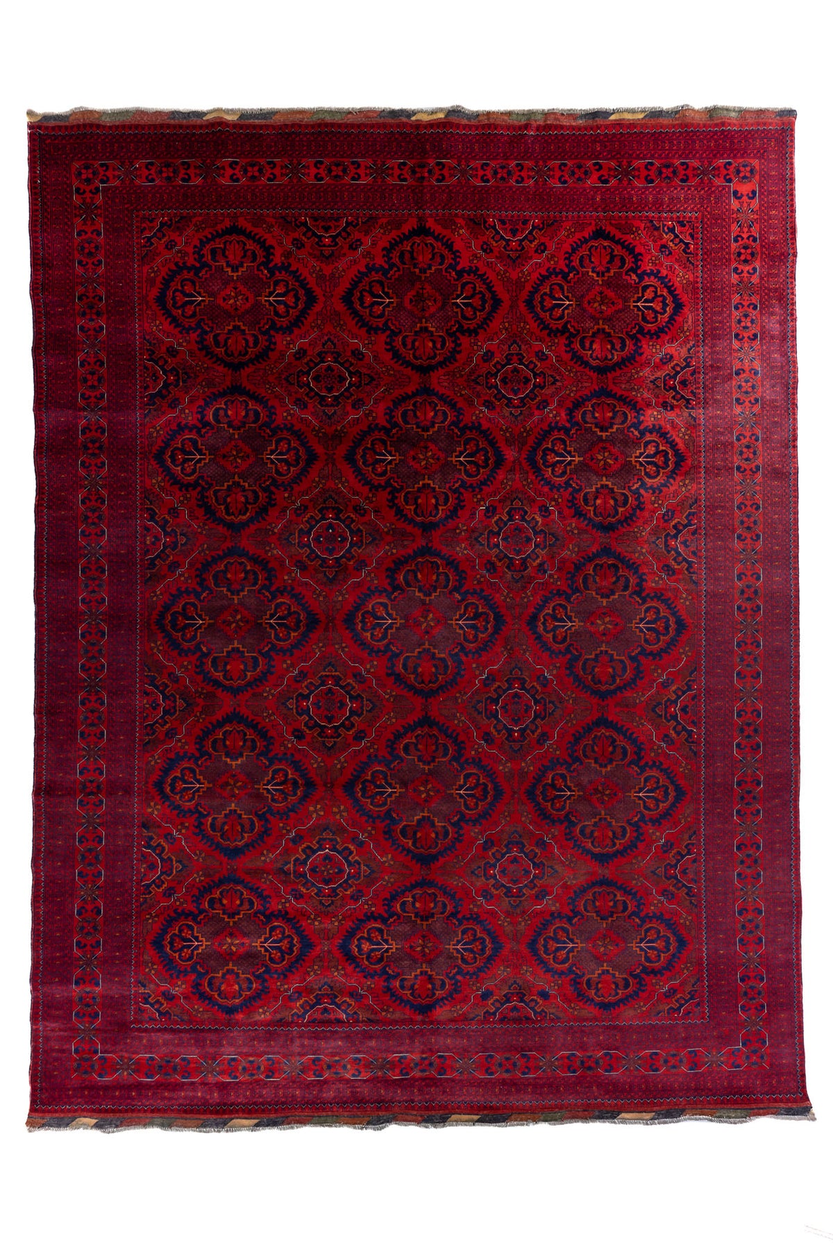 Vista completa de alfombra roja estilo Kazak con patrones geométricos y bordes ornamentados.