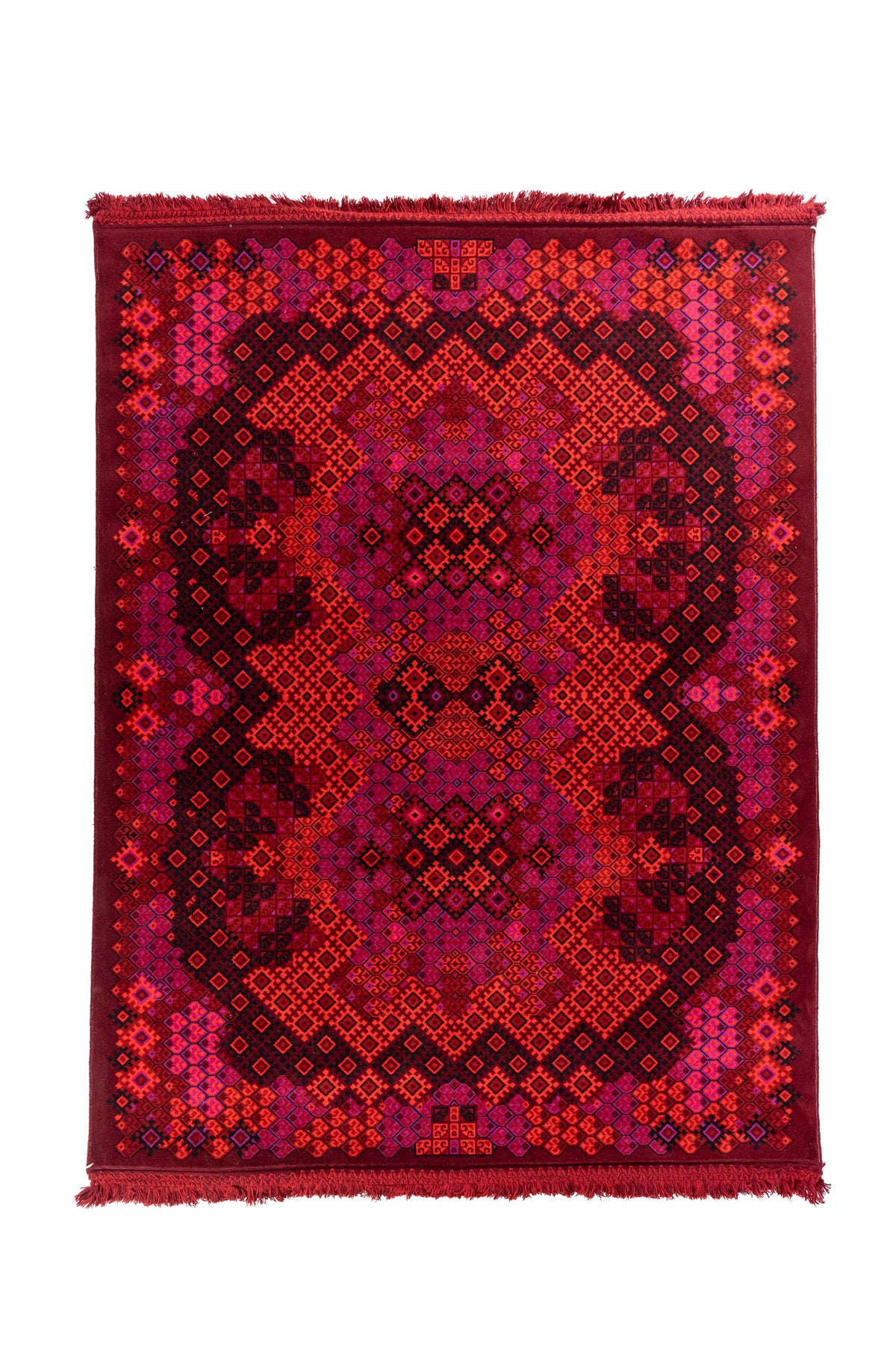 Alfombra oriental roja con patrones geométricos simétricos en tonos rosado, negro y naranja.