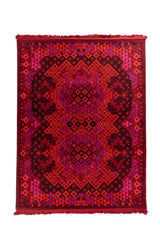 Alfombra oriental roja con patrones geométricos simétricos en tonos rosado, negro y naranja.