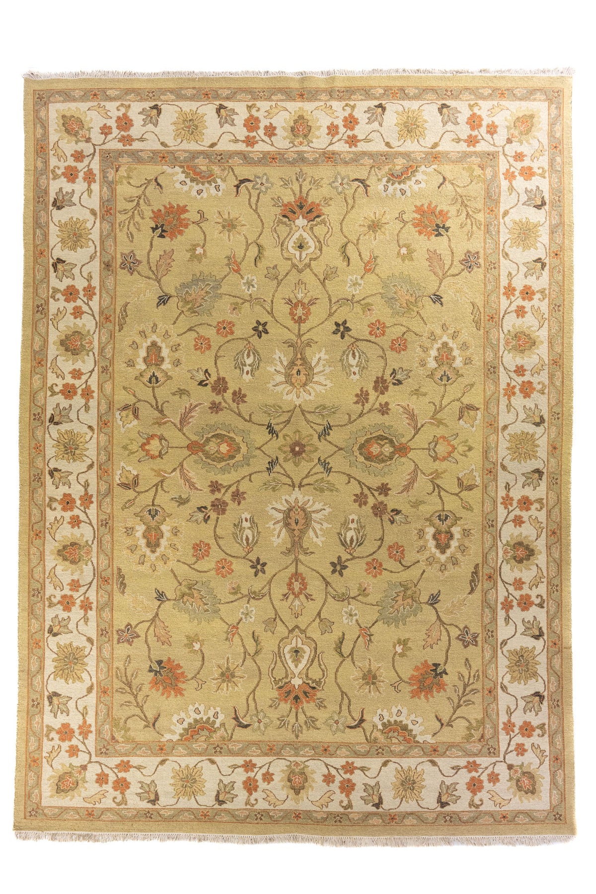 Alfombra clásica beige con diseño floral central y guarda decorativa en tonos verdes y rojo.