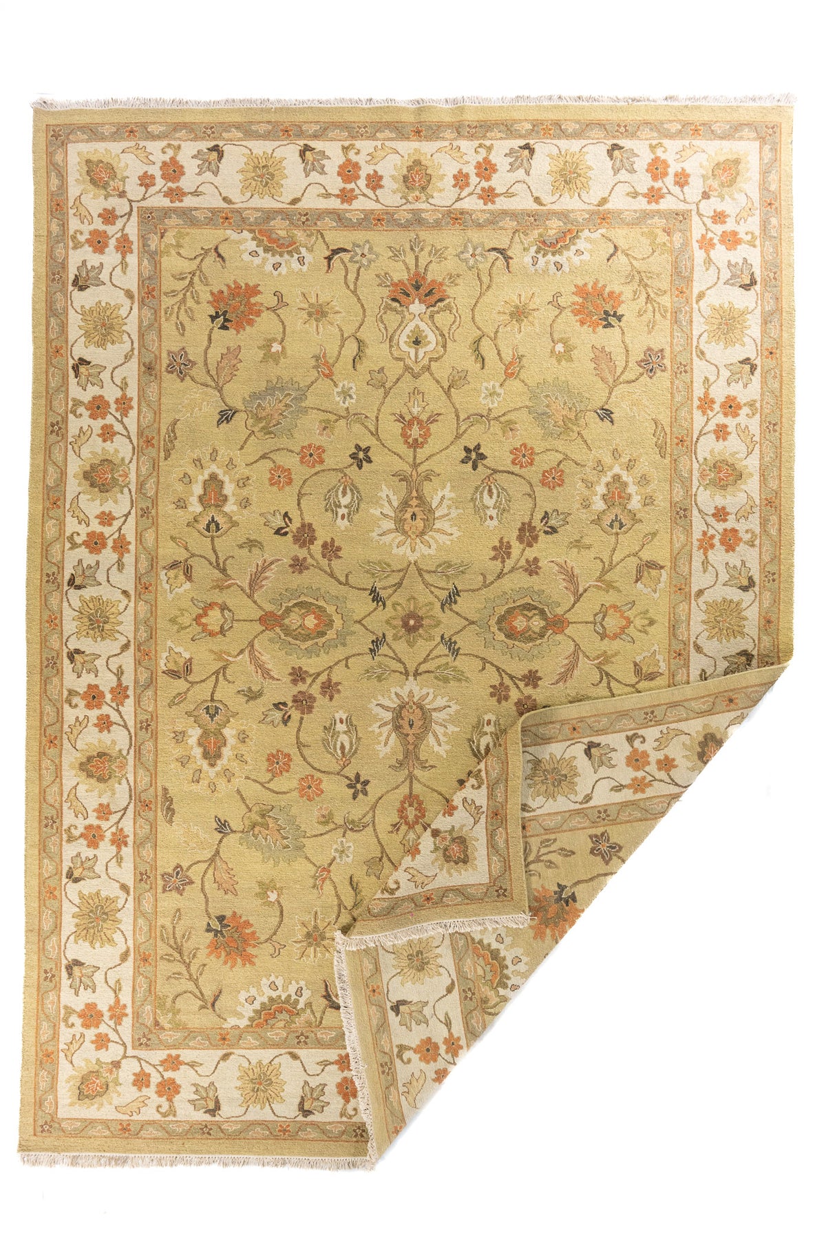 Alfombra tradicional beige con motivos florales y detalle de esquina doblada que muestra su reverso.