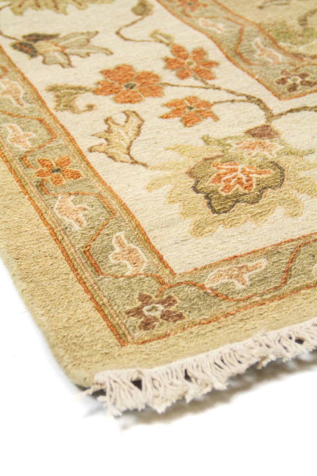 Primer plano de motivos florales y textura tejida en alfombra beige estilo clásico.