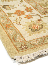 Primer plano de motivos florales y textura tejida en alfombra beige estilo clásico.