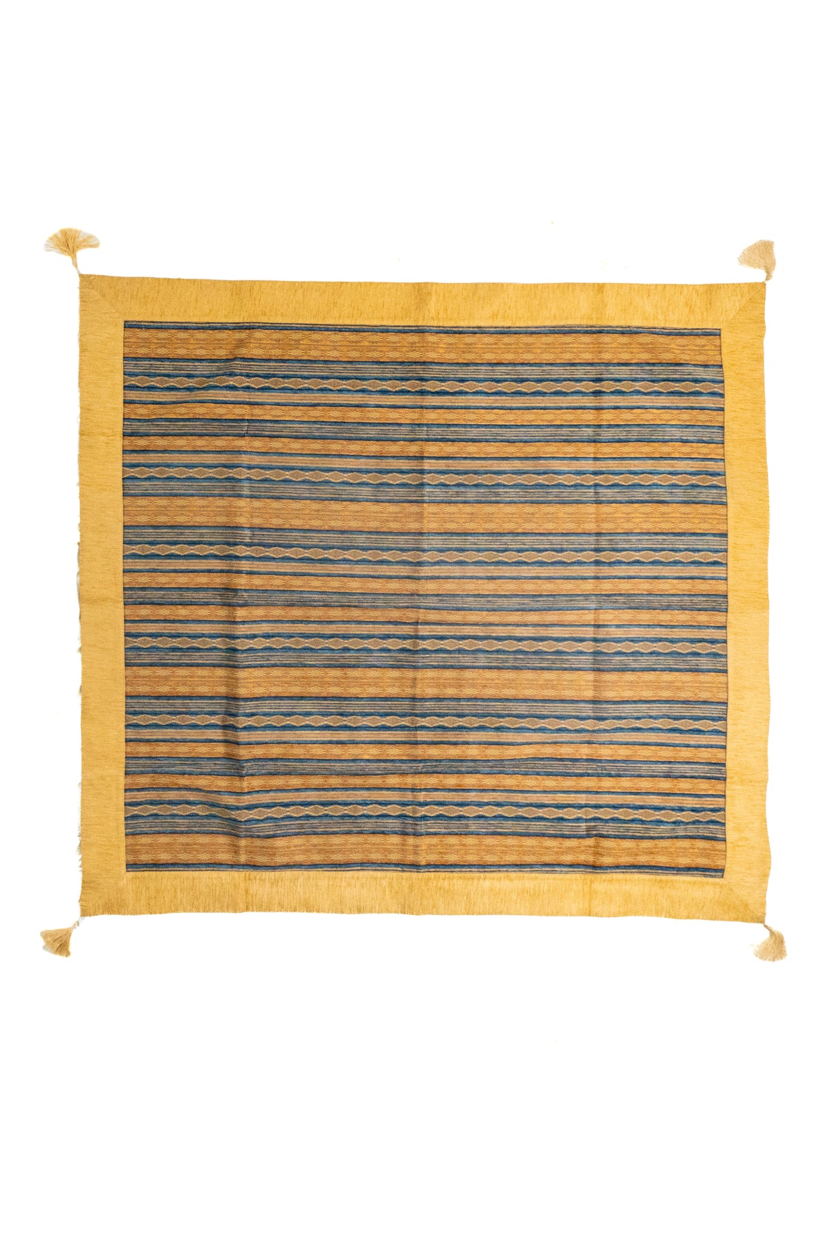 Vista completa de textil Kayseri con borde amarillo, borlas y diseño de rayas azules