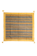Vista completa de textil Kayseri con borde amarillo, borlas y diseño de rayas azules