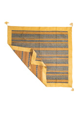 Textil decorativo rectangular amarillo y azul con rayas y esquina doblada