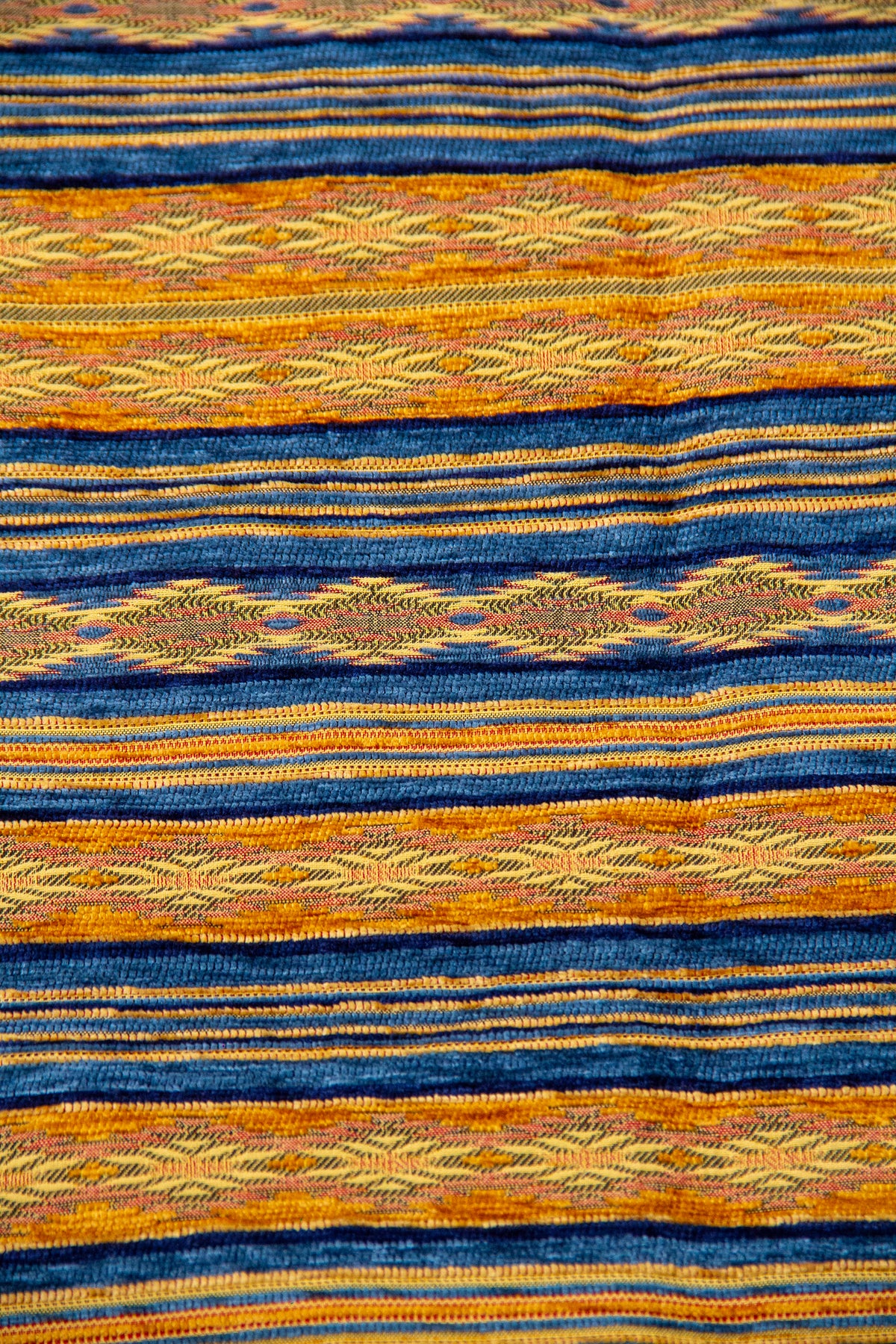 Detalle de textura y franjas geométricas en textil Kayseri amarillo y azul