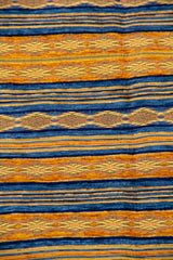 Detalle de textura y franjas geométricas en textil Kayseri amarillo y azul