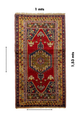 Alfombra rectangular de 1 x 1.53 metros en tonos rojo y azul con medallón geométrico central y diseño tradicional