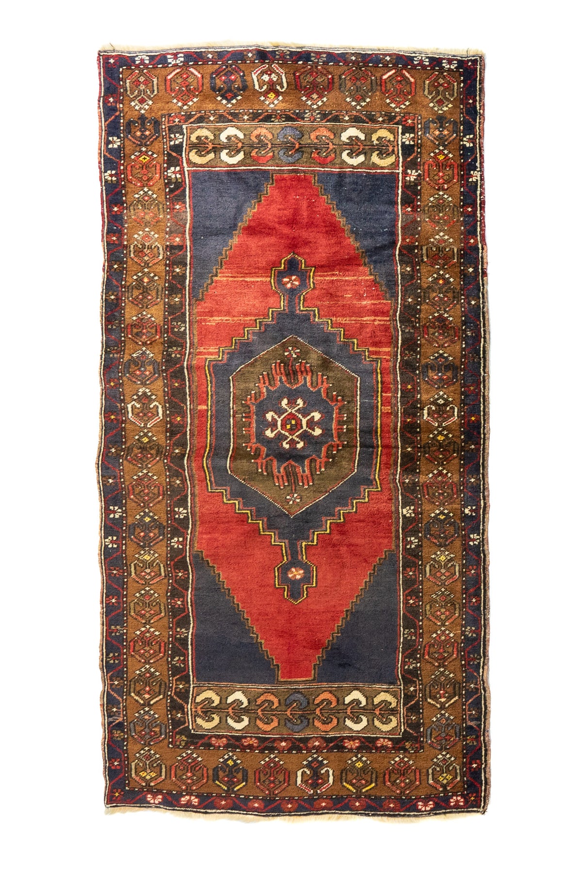 Alfombra oriental rectangular con fondo rojo, detalles azul oscuro y medallón geométrico central
