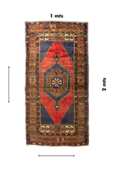 Alfombra oriental rectangular de 1 x 2 metros con medallón central geométrico y composición en rojo y azul oscuro