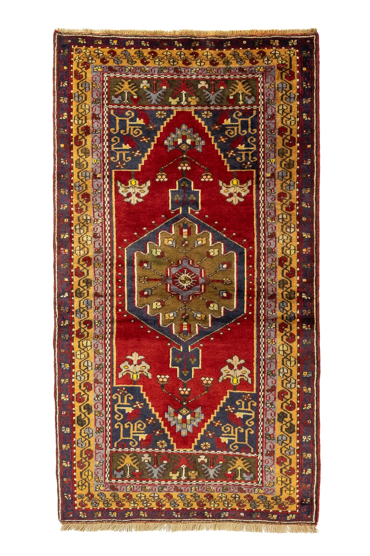 Alfombra oriental rectangular con fondo rojo intenso, diseño geométrico central y bordes en azul oscuro, dorado y marrón