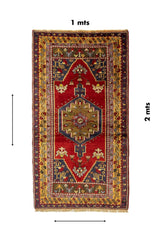 Alfombra oriental rectangular de 1 x 2 metros con composición geométrica central y bordes decorativos tradicionales