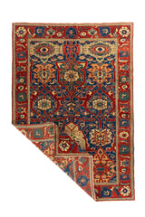 Alfombra oriental roja y azul con esquina doblada que muestra la flexibilidad y estructura del tejido