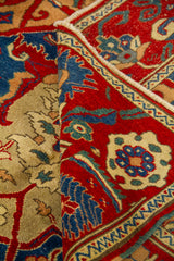 Alfombra roja y azul doblada en detalle con textura visible y diseño geométrico tradicional