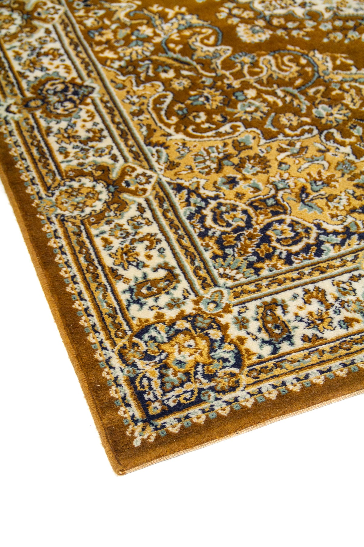 Detalle en perspectiva de alfombra clásica en tonos marrón y amarillo oscuro con borde beige, motivos florales y arabescos en azul oscuro.