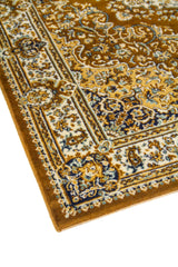 Detalle en perspectiva de alfombra clásica en tonos marrón y amarillo oscuro con borde beige, motivos florales y arabescos en azul oscuro.