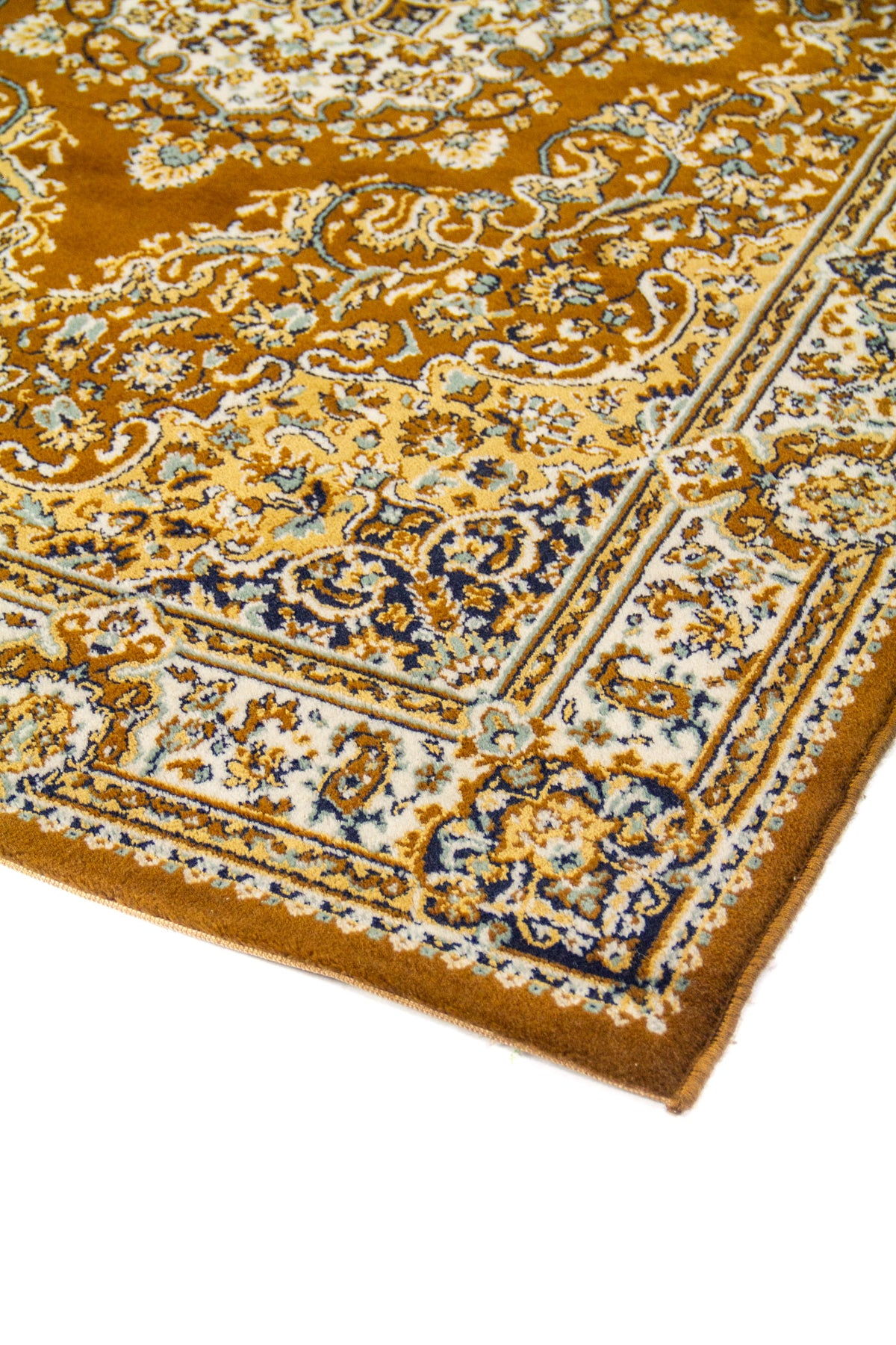 Acercamiento lateral de alfombra oriental con diseño floral detallado, medallón central y guarda decorativa en tonos beige, amarillo oscuro y azul.