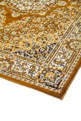 Acercamiento lateral de alfombra oriental con diseño floral detallado, medallón central y guarda decorativa en tonos beige, amarillo oscuro y azul.