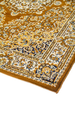 Acercamiento lateral de alfombra oriental con diseño floral detallado, medallón central y guarda decorativa en tonos beige, amarillo oscuro y azul.