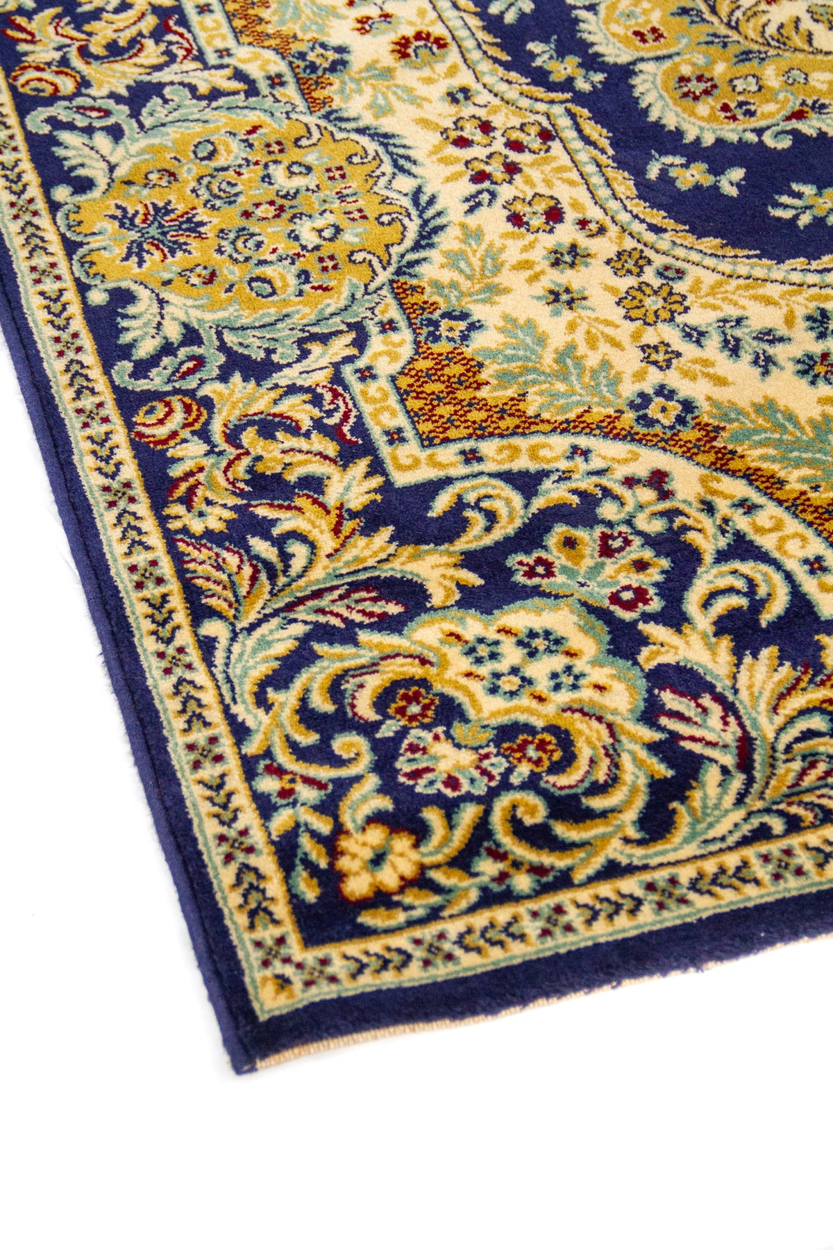 Primer plano del borde de una alfombra oriental azul marino con diseño floral ornamentado y marco decorativo en tonos beige y dorado.